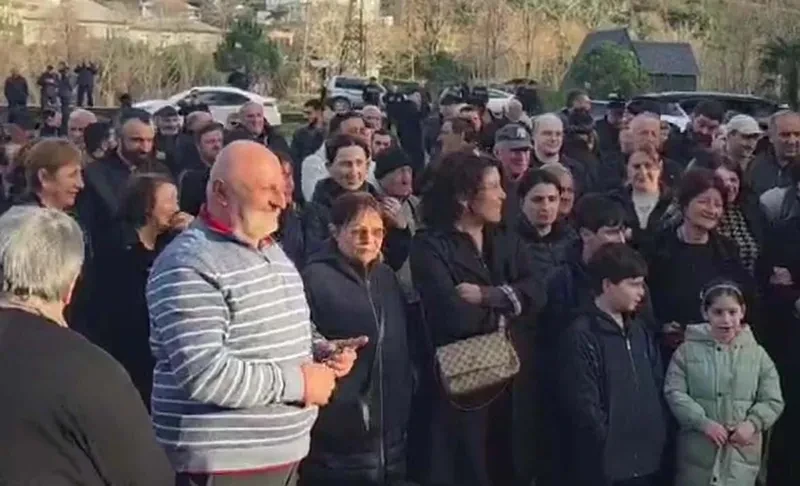 ქობულეთში, სოფელ ბობოყვათში მოსახლეობამ საპროტესტო აქცია გამართა.  როგორც აქციის მონაწილეები აცხადებენ, სოფელში არსებულ მიწის ნაკვეთებზე რიგი საინვესტიციო პროექტი უნდა განხორციელებულიყო, თუმცა ინვესტორმა ვალდებულებები არ შეასრულა. მოსახლეობა აღნიშნულ საკითხზე ხელისუფლებისგან განმარტებას ითხოვს.  მიწის ნაკვეთები ჯერ კიდევ 2006 წელს გადაეცა კომპანია Silk Road Group-ს..