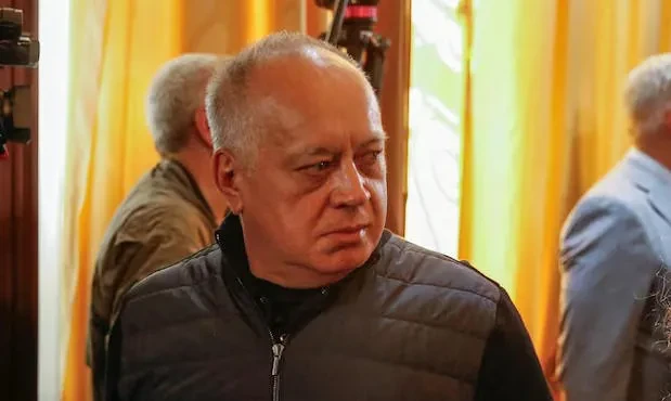 აშშ-ის პრეზიდენტის ადმინისტრაციამ ვენესუელის შინაგან საქმეთა მინისტრი, დიოსდადო კაბელო გააფრთხილა, რომ შესაძლოა შემდეგი სამიზნე გახდეს და ნიკოლას მადუროს ბედი გაიზიაროს, თუ პრეზიდენტის მოვალეობის შემსრულებელს, დელსი როდრიგესს აშშ-ის მოთხოვნების შესრულებასა და წესრიგის შენარჩუნებაში არ დაეხმარება.