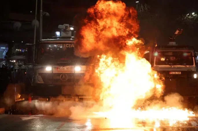 ალბანეთში ქვეყნის ვიცე-პრემიერის წინააღმდეგ კორუფციის ბრალდებების ფონზე მთავრობის გადადგომის მოთხოვნით დემონსტრანტებმა საპროტესტო აქცია გამართეს, რა დროსაც პოლიციამ ცრემლსადენი გაზი და წყლის ჭავლი გამოიყენა.  დემონსტრანტებმა ალბანეთის პრემიერ-მინისტრის, ედი რამას ოფისს ე.წ. ბენზინის ბომბები ესროლეს.