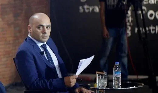 „კურიერის“ ინფორმაციით, ჯაშუშობის ბრალდებით სუს-ის მიერ დაკავებული პირი გიორგი უძილაურია.  ტელეკომპანიის ინფორმაციითვე, უძილაური ამ დრომდე ფინანსთა სამინისტროს საგამოძიებო სამსახურის ერთ-ერთი სამმართველოს უფროსი იყო და ერთ-ერთი ევროპული სახელმწიფოს სასარგებლოდ ჯაშუშობდა.