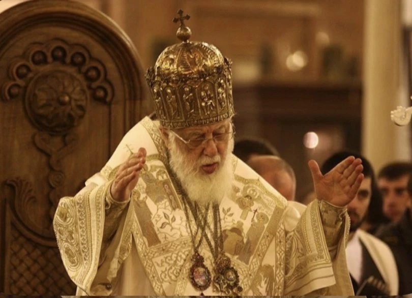 საქართველოს საპატრიარქოს საზოგადოებასთან ურთიერთობის სამსახურის ცნობით, საპატრიარქოდან ყოვლადწმინდა სამების სახელობის საპატრიარქო ტაძარში ფეხით მსვლელობა 16:00 საათზე დაიწყება, ილია მეორეს ყოვლადწმინდა სამების სახელობის საპატრიარქო ტაძარში გადაასვენებენ.