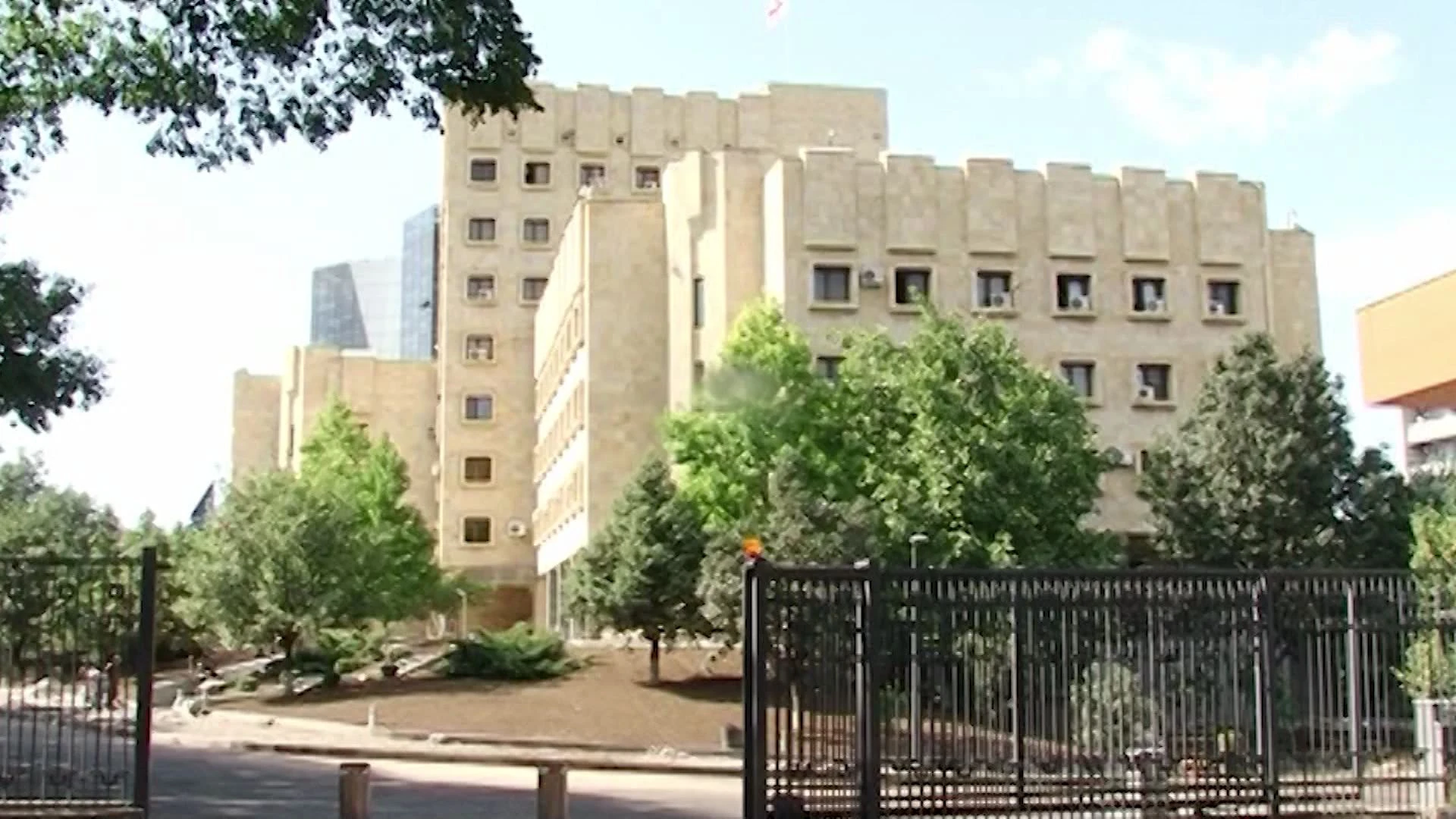 პროკურატურამ დედას, რომელიც შვილს მუქარის გამოყენებით ქუჩაში მოწყალებას აიძულებდა, ბრალდება წარუდგინდა. გენერალური პროკურატურის ინფორმაციით, ბრალდებული არასრუწლოვან შვილს ყოველდღიურად შესაგროვებელ თანხის რაოდენობას უწესებდა და მას, ზამთარ-ზაფხულ, მოწყალებას ათხოვნინებდა. დაკავებულ დედას 17 წლამდე თავისუფლების აღკვეთა ემუქრება.