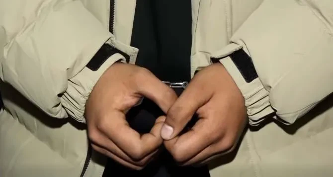 შინაგან საქმეთა სამინისტრომ დააკავა ტურისტად მყოფი ისრაელის მოქალაქე, რომელმაც, გამოძიების ინფორმაციით, 29 დეკემბერს, გმირთა მოედანთან გვირაბში ავტომობილით გადაადგილებისას აკუსტიკური იარაღიდან რამდენიმე გასროლა განახორციელა.  უწყების ცნობით, მას დაეკისრა ადმინისტრაციული ჯარიმა 4000 ლარის ოდენობით, ასევე, ქვეყნიდან გაძევება და საქართველოში შემოსვლაზე აკრძალვა 3 წლის ვადით.