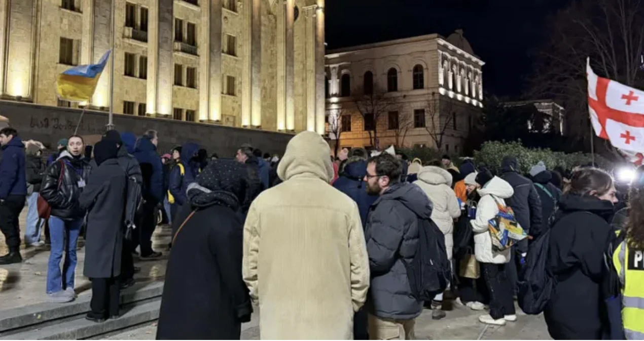 რუსთაველის გამზირზე საპროტესტო აქცია მიმდინარეობს.  აქციის მონაწილეები საკანონმდებლო ორგანოს წინ ტროტუარზე არიან შეკრებილი. როგორც შეკრებილები აცხადებენ დღეს არ აქვთ მსვლელობა დაგეგმილი, ამიტომ პროტესტს საკანონმდებლო ორგანოსთან გამოხატავენ.  დემონსტრანტების მოთხოვნები უცვლელია - დაინიშნოს ახალი საპარლამენტო არჩევნები და გათავისუფლდნენ აქციების ფარგლებში დაკავებული პირები.