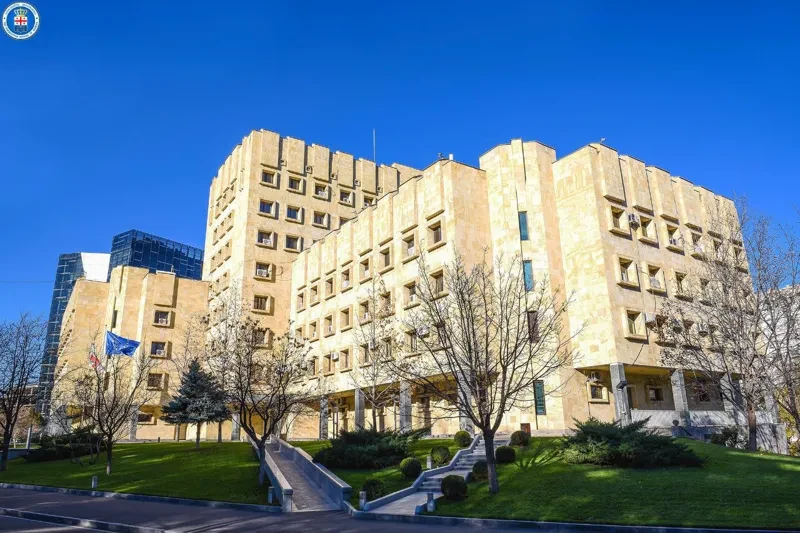 საქართველოს პროკურატურამ ქრთამის მიცემის, დიდი ოდენობით ქრთამის აღების და ქრთამის აღებაში დახმარების ფაქტებზე, სამი პირის მიმართ სისხლის სამართლებრივი დევნა დაიწყო. ამის შესახებ ინფორმაციას პროკურატურა ავრცელებს.  როგორც გავრცელებულ ინფორმაციაშია ნათქვამი, დაკავებული არიან საჯარო მოხელე, რომელმაც ქრთამი აიღო, ასევე ქრთამის მიმცემი და შუამავალი პირები.