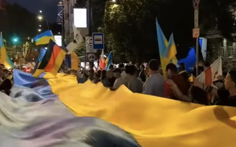 უკრაინის დამოუკიდებლობის დღესთან დაკავშირებით რუსთაველის გამზირზე უკრაინის დროშა გაშალეს