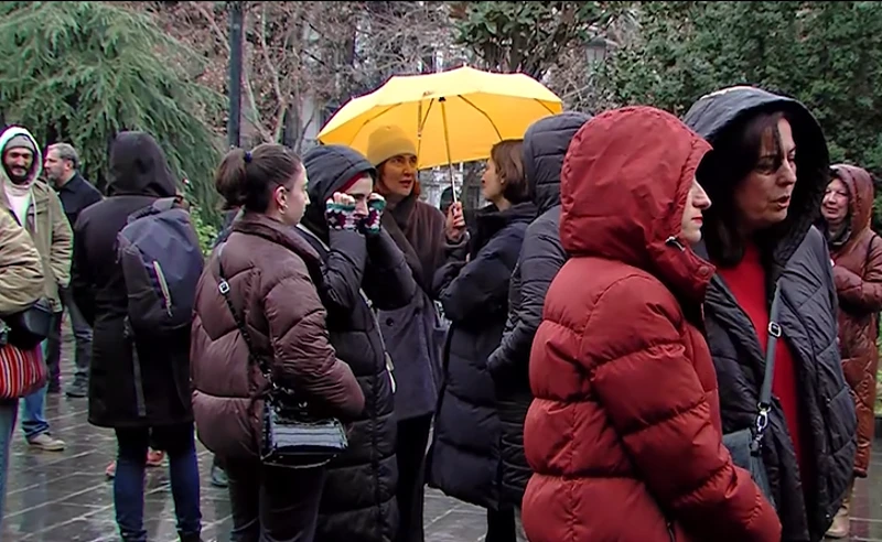 თბილისის სახელმწიფო უნივერსიტეტთან სტუდენტები, ლექტორები და პროფესორები კვლავ შეიკრიბნენ. ისინი აპროტესტებენ განათლების სამინისტროს გადაწყვეტილებას თბილისის სახელმწიფო უნივერსიტეტისა და ტექნიკური უნივერსიტეტის გაერთიანების თაობაზე.