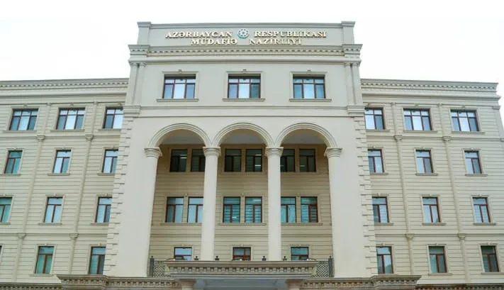 აზერბაიჯანის რესპუბლიკის თავდაცვის სამინისტრო მკაცრად გმობს ირანის ისლამური რესპუბლიკის შეიარაღებული ძალების მიერ აზერბაიჯანის ტერიტორიაზე, სამხედრო აუცილებლობის არარსებობის მიუხედავად, განხორციელებულ თავდასხმებს, - ამის შესახებ აღნიშნულია განცხადებაში, რომელსაც აზერბაიჯანის თავდაცვის სამინისტრო ავრცელებს.  უწყების განცხადებით, ინციდენტზე სრული პასუხისმგებლობა ირანის ისლამურ რესპუბლიკას ეკისრება.