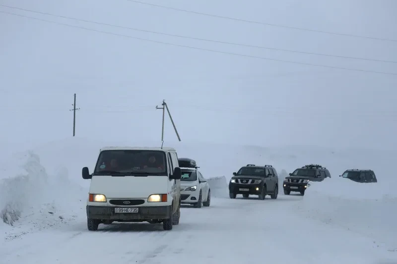 საავტომობილო გზების დეპარტამენტის ინფორმაციით,  მცხეთა–სტეფანწმინდა–ლარსის საავტომობილო გზის კმ93-კმ107 (გუდაური(ფოსტა)-კობის) მონაკვეთზე მსუბუქი ავტოტრანსპორტის მოძრაობა აღდა. მათივე ინფორმაციით, აღნიშნული გზის 79-კმ107 (მლეთა-კობის) მონაკვეთზე მისაბმელიანი და ნახევრადმისაბმელიანი ავტოტრანსპორტის მოძრაობა შეზღუდულია, ხოლო დანარჩენი სახის ავტოტრანსპორტის გადაადგილება თავისუფალია.