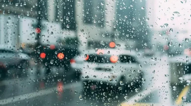 გარემოს ეროვნული სააგენტოს ინფორმაციით, 2 დეკემბერს საქართველოში მოსალოდნელია წვიმა, ზოგან ელჭექი, შესაძლებელია ქარის გაძლიერება, მაღალმთაში თოვლი. 3 დეკემბრიდან ისევ უმეტესად უნალექო ამინდია მოსალოდნელი.