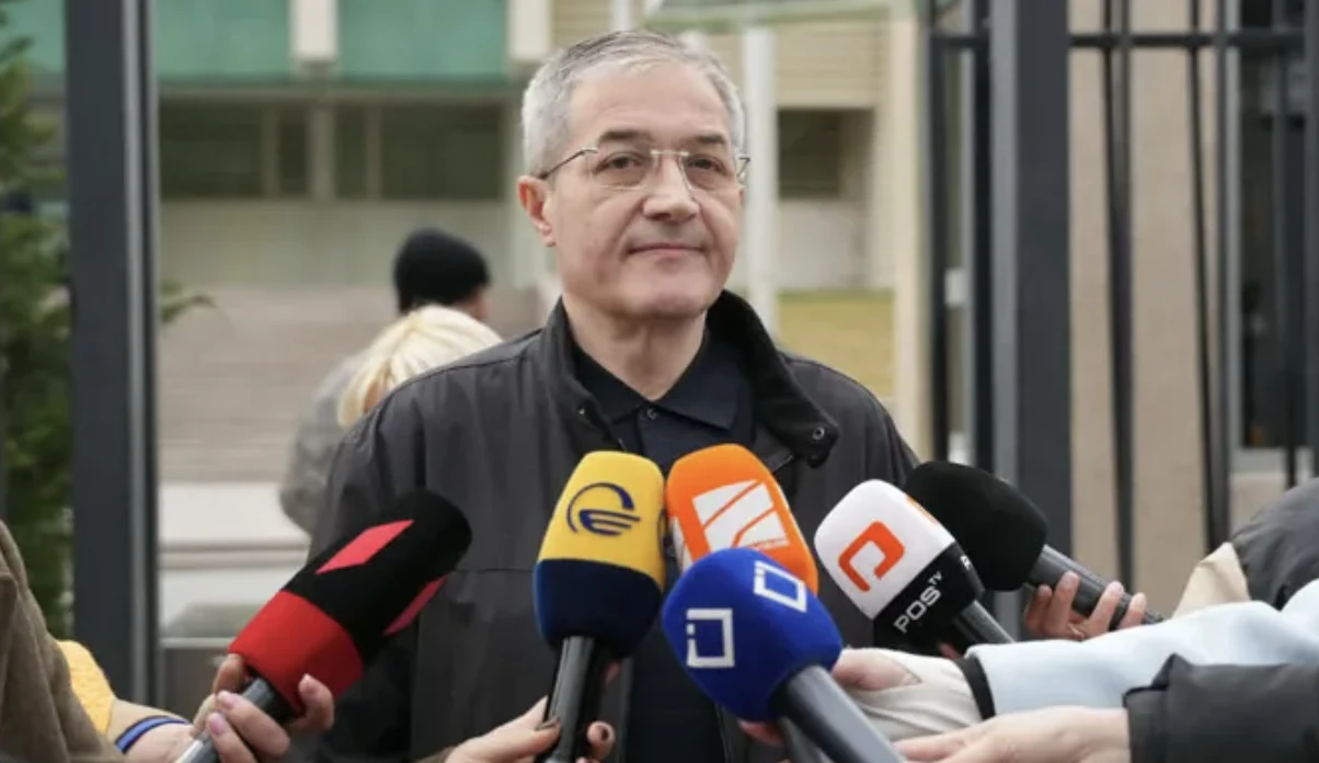 როგორც იქნა ვიპოვე ჩემი თავი და წარმოვადგინე სუს-ში- ყველა ჩემი განცხადება ეფუძნებოდა ღია წყაროებიდან მოპოვებულ ინფორმაციას, შესაბამისად, არაფერი დასასაბუთებელი არ მაქვს,- ამის შესახებ ოპოზიციონერმა პოლიტიკოსმა, გივი თარგამაძემ სახელმწიფო უსაფრთხოების სამსახურში გამოკითხვაზე შესვლამდე განაცხადა.  როგორც თარგამაძემ აღნიშნა, სათქმელი ძალიან ბევრი აქვს, მაგრამ არ იცის, მოუსმენენ თუ არა.