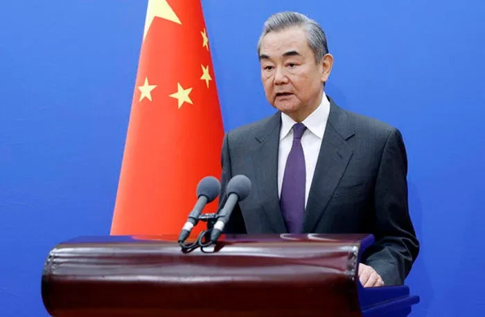 ჩინეთის საგარეო საქმეთა მინისტრის, ვან ის განცხადებით, აშშ-ისრაელის თავდასხმა ირანზე მიუღებელია და სამხედრო მოქმედებები უნდა შეწყდეს.  მისი თქმით, ჩინეთი გმობს „სუვერენული ლიდერის აშკარა მკვლელობას და რეჟიმის შეცვლის წაქეზებას“.  ჩინეთის საგარეო საქმეთა მინისტრის მტკიცებით, პეკინი ძალიან შეშფოთებულია იმით, რომ „ახლო აღმოსავლეთში არსებული ვითარება შესაძლოა სახიფათო უფსკრულში აღმოჩნდეს“.