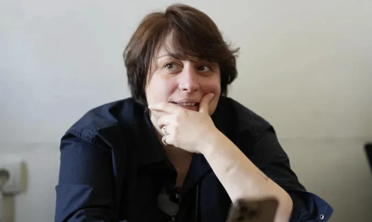 დღეს ირანზე გაჩუმება იგივეა, რაც ჰიტლერზე გაჩუმებულიყავი ან მხარი დაგეჭირა მისთვის, - ამის შესახებ „კოალიცია ცვლილებისთვის“ ერთ-ერთი ლიდერი, პატიმრობაში მყოფი ელენე ხოშტარია სოციალურ ქსელში წერს.  ელენე ხოშტარიას განცხადებით, „ოცნებას“ უბრალოდ საგარეო პოლიტიკა კი არ აქვს არასწორი, არამედ კაცობრიობას სიცოცხლეს, ადამიანს უპირისპირდება.