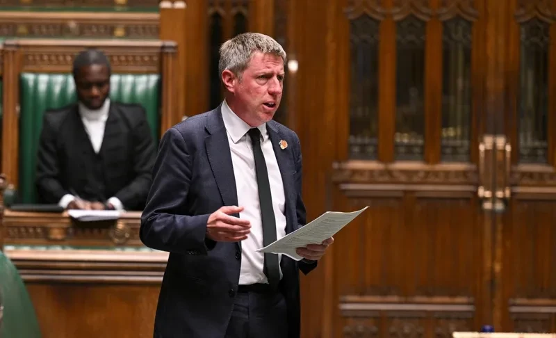 პუტინის მიერ მხარდაჭერილი ავტორიტარიზმის წინააღმდეგ საქართველოს ბრძოლა არ უნდა დავივიწყოთ, - ამის შესახებ ბრიტანელი პარლამენტარი, ჯეიმს მაკკლირი სოციალურ ქსელში წერს.  „დიდმა ბრიტანეთმა თავისუფლებისთვის ბრძოლაში ქართველ ხალხს მხარი უნდა დაუჭიროს“, - წერს მაკკლირი X-ზე.