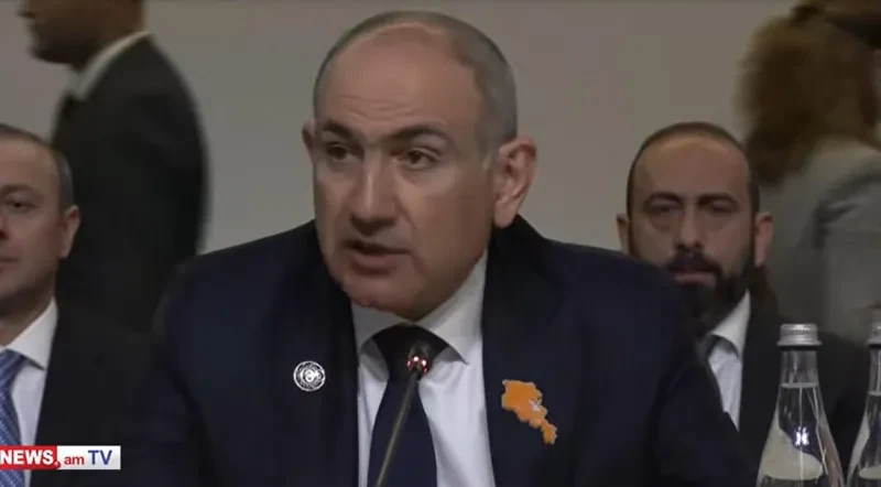 იმედი მაქვს, რომ 2028 წელს მექნება შესაძლებლობა აზერბაიჯანს ვეწვიო, როდესაც იქ ევროპული პოლიტიკური გაერთიანების სამიტი გაიმართება, - ამის შესახებ სომხეთის პრემიერ-მინისტრმა ნიკოლ ფაშინიანმა ევროპული პოლიტიკური გაერთიანების მერვე სამიტის პლენარულ სხდომაზე განაცხადა.  მისი თქმით, პირველი შემთხვევაა, როდესაც აზერბაიჯანის პრეზიდენტი სომხეთში გამართულ ღონისძიებაში მონაწილეობს, თუმცა დისტანციურად.
