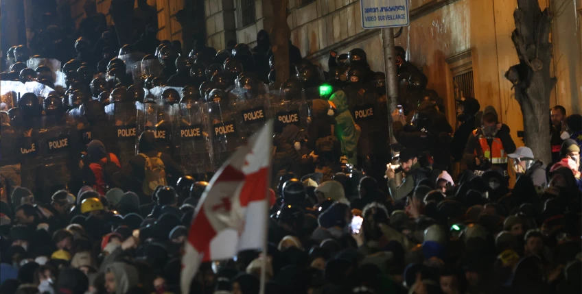 „საერთაშორისო გამჭვირვალობა“ - პროტესტის ერთწლიან პერიოდში, ჟურნალისტების მიმართ ძალადობის, დევნისა და საქმიანობაში ხელშეშლის 400-მდე შემთხვევაა აღრიცხული, მათგან 100-მდე - 2024 წლის ბოლო 1 თვეში