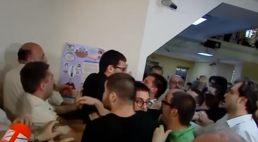 ანონსი - დაძაბული პოლიტიკური ვითარება საქართველოში საპროტესტო ტალღა და  მკაცრი რიტორიკა ხელისუფლების მხრიდან.  კანონპროექტები, რომლებიც საზოგადოების დიდ ნაწილში შეკითხვებს ბადებს