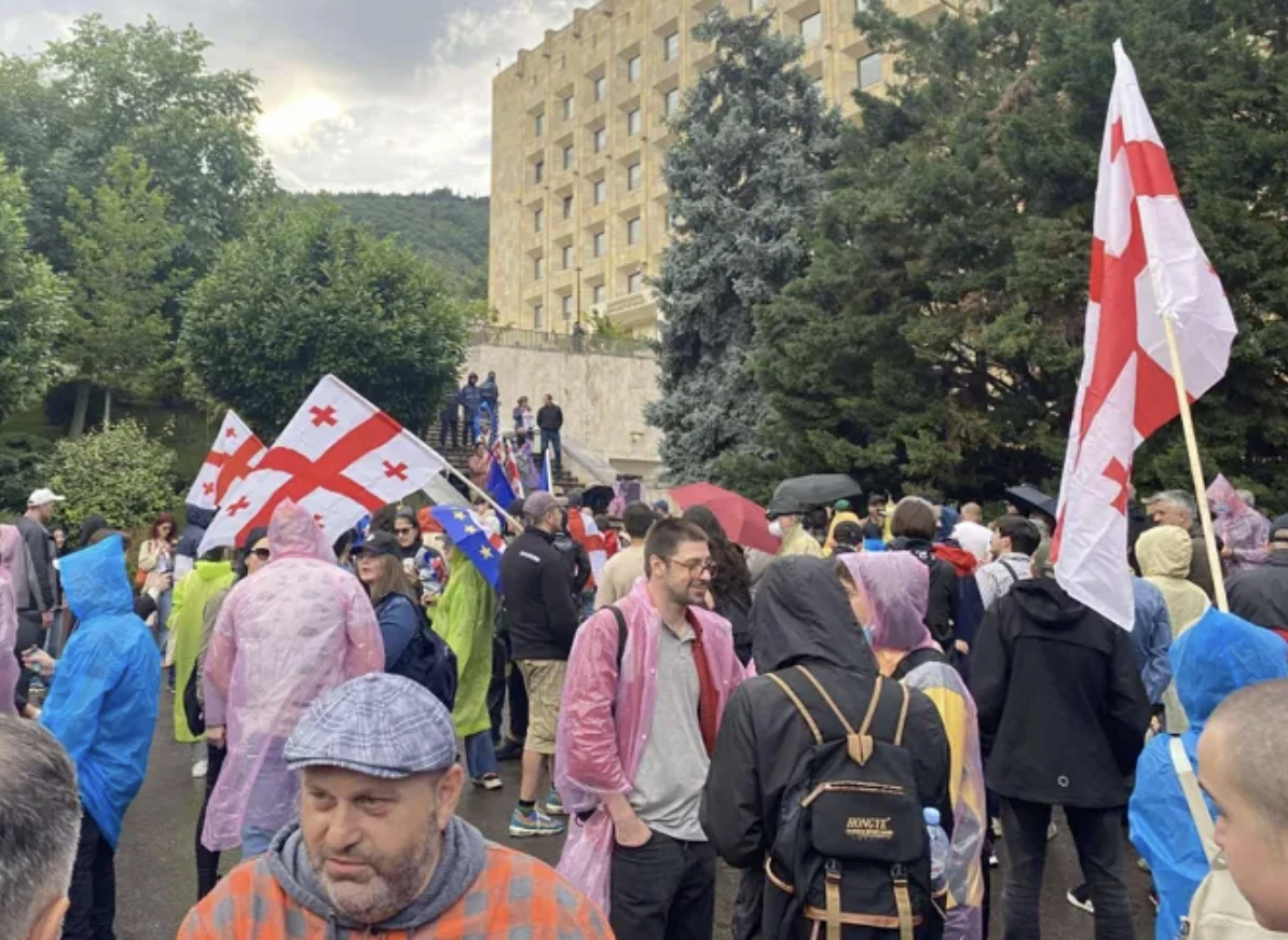 მთავრობის ადმინისტრაციასთან აქცია ლოზუნგით: „ხალხი წყვეტს“ მიმდინარეობს