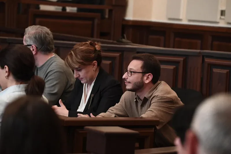 პოლიციელ მირიან ქავთარაძის სიტყვიერ შეურაცხყოფაში ბრალდებულ თორნიკე სხვიტარიძეს 5-დღიანი ადმინისტრაციული პატიმრობა, ანი ქავთარაძეს კი 5000-ლარიანი ჯარიმა დაეკისრა
