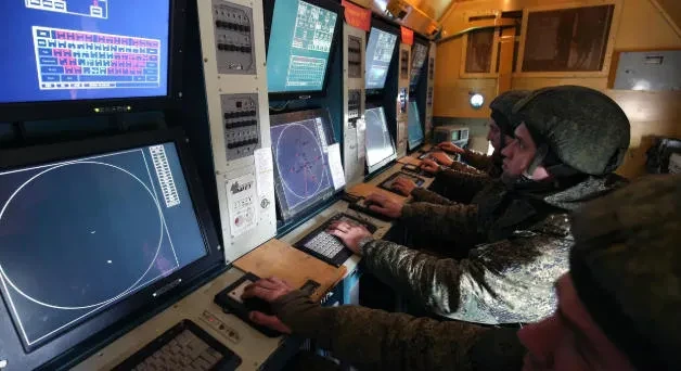 რუსეთის თავდაცვის სამინისტროს ცნობით, უკრაინის შეიარაღებულმა ძალებმა ღამით რუსეთის თავზე 141 უკრაინული დრონი ჩამოაგდეს, - ინფორმაციას რუსული მედია ავრცელებს.