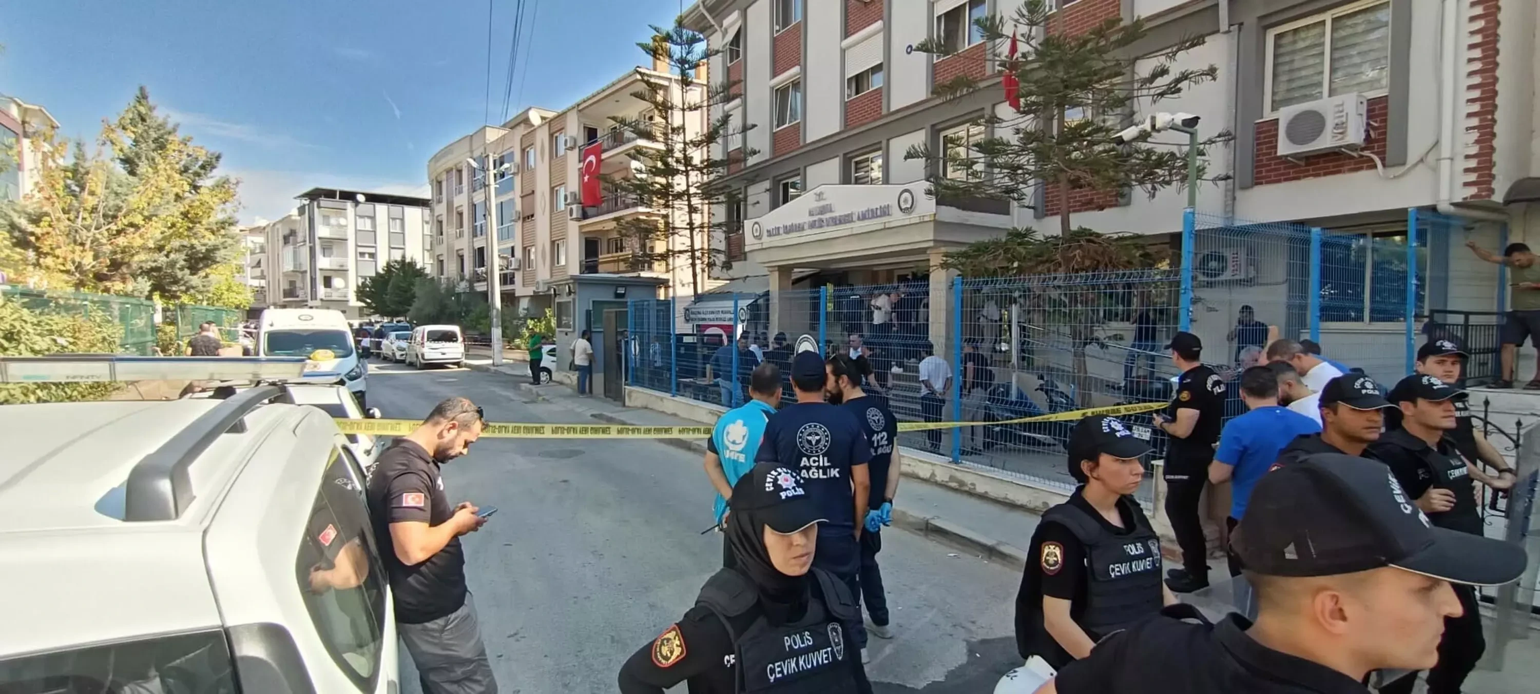 თურქეთში, პოლიციის განყოფილებას 16 წლის მოზარდი დაესხა თავს, ორი პოლიციელი დაიღუპა და 6 ადამიანი დაშავდა