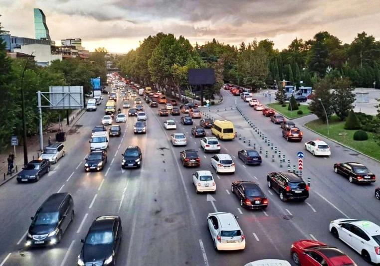 საქართველოში რეგისტრირებულმა მანქანებმა 2 მლნ ერთეულს გადააჭარბა. მომსახურების სააგენტოს სტატისტიკიდან ასევე ჩანს, რომ ქვეყანაში უკვე 1.689 მლნ-ზე მეტი მართვის მოწმობაა გაცემული.