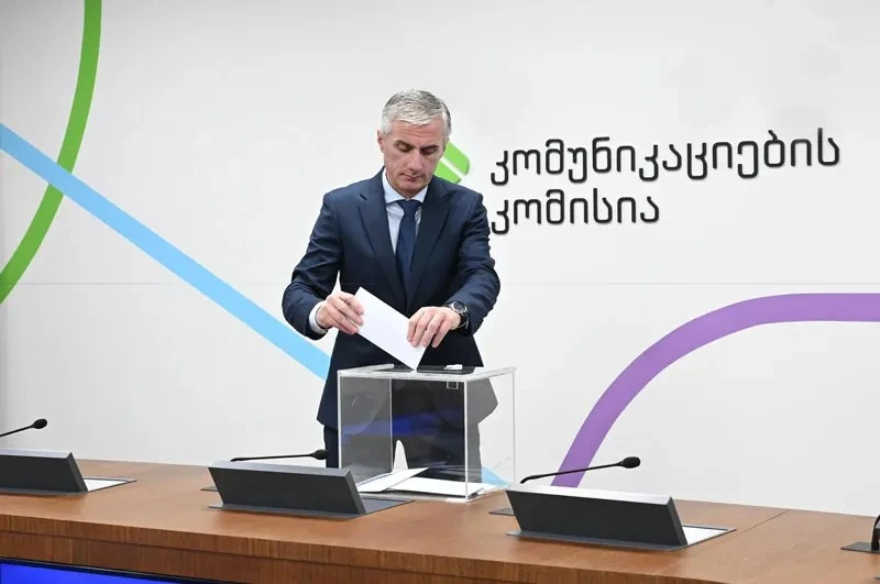 კომუნიკაციების კომისიის წევრებმა დღეს ჩატარებულ არჩევნებზე გოგა გულორდავა სამი წლის ვადით კომისიის თავმჯდომარედ აირჩიეს.
