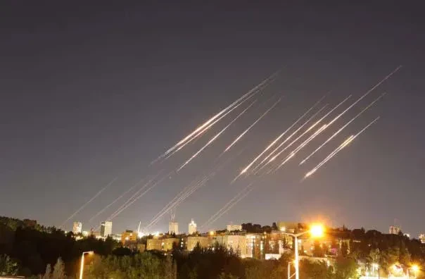 ირანიდან ბალისტიკური რაკეტებით განხორციელებული თავდასხმების შედეგად არავინ დაშავებულა, - ინფორმაციას The Times of Israel-ი ავრცელებს.  გამოცემის ცნობით, ირანმა ისრაელის მიმართულებით შუაღამის შემდეგ ოთხი სარაკეტო შეტევა განახორციელა. დაშავებულების ან ზარალის შესახებ ინფორმაცია არ გავრცელებულა.  რაკეტების მოგერიების შედეგად მიღებული ფრაგმენტების ნაწილი დაუსახლებელ ადგილებში დაეცა.