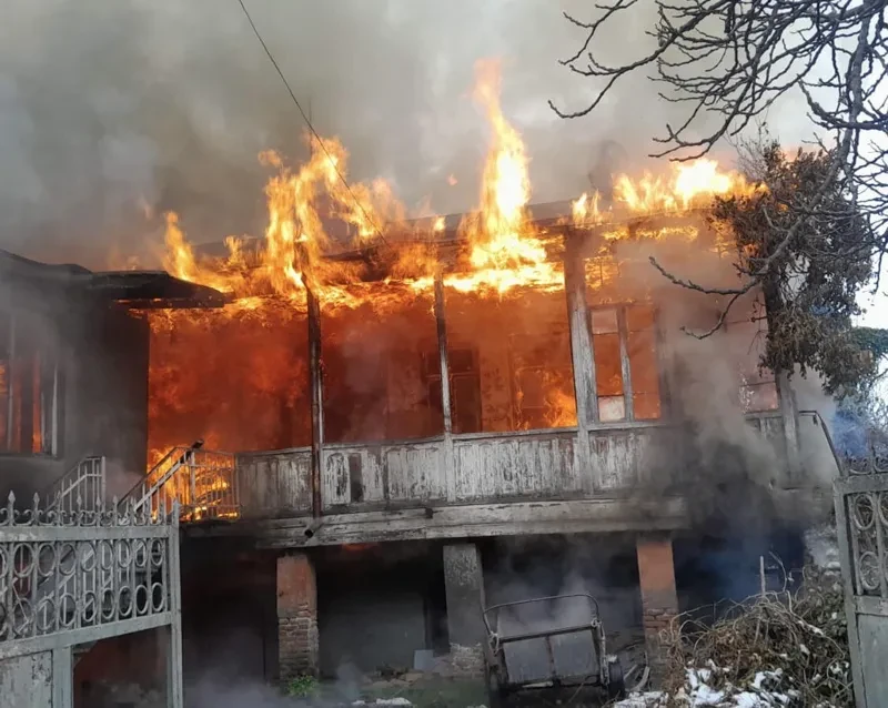 გურჯაანის მუნიციპალიტეტის სოფელ ველისციხეში საცხოვრებელი სახლი დაიწვა.  ცეცხლი ორსართულიან სახლს გაუჩნდა, სადაც ცოლ-ქმარი ცხოვრობდა. მათ ცეცხლმოკიდებული შენობის დატოვება შეძლეს.  ადგილზე მობილიზებული იყო სახანძრო- სამაშველო ჯგუფები. რა გახდა ცეცხლის გაჩენის მიზეზი უცნობია.