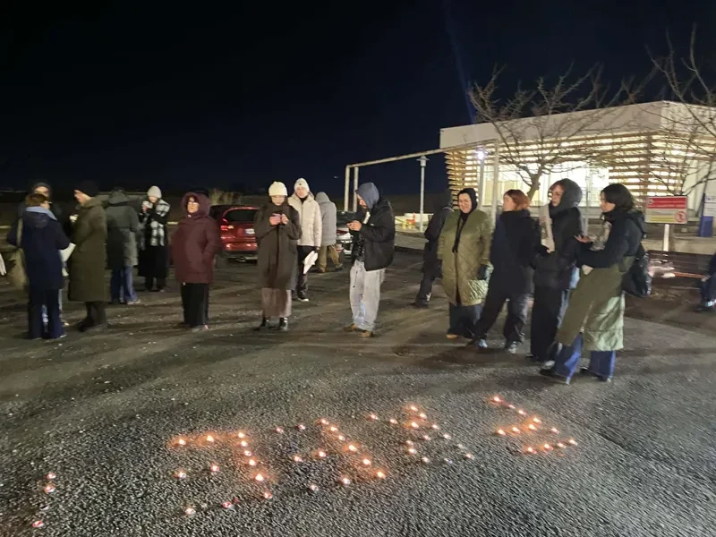 მზია ამაღლობელის მხარდასაჭერად რუსთავის ქალთა კოლონიასთან აქცია გაიმართა.  ჟურნალისტი მერაბ მეტრეველი: "მზია ამაღლობელის პატიმრობა მოწმობს იმას, რომ ეს არის არა სამართალი, არამედ ხელისუფლების შურისძიება".