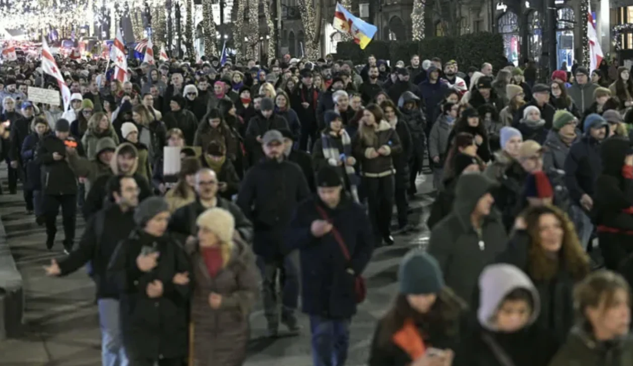 მზია ამაღლობელის მხარდამჭერი მარშის მონაწილეები პარლამენტთან მივიდნენ - რუსთაველის გამზირზე საპროტესტო აქცია განახლდა.  მოქალაქეები საკანონმდებლო ორგანოსთან დროშებითა და სხვადასხვა შინაარსის ბანერებით არიან მისული.