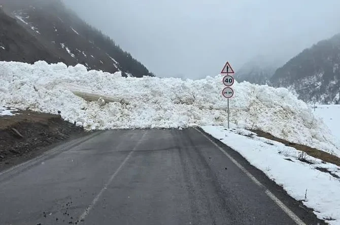 ყაზბეგის მუნიციპალიტეტის სოფელ კარკუჩის მისასვლელ საავტომობილო გზაზე, ზვავის ჩამოწოლის შედეგად, ავტოტრანსპორტის გადაადგილება დროებით შეზღუდულია