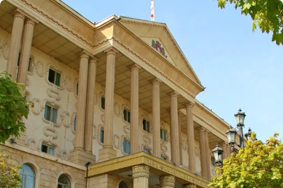 ცეცხლსასროლი იარაღის დაუდევრად შენახვის ფაქტზე ბრალდებულის, საზღვაო ტრანსპორტის სააგენტოს ყოფილი ხელმძღვანელის, ალექსი ახვლედიანის წინასასამართლო სხდომა მიმდინარეობს