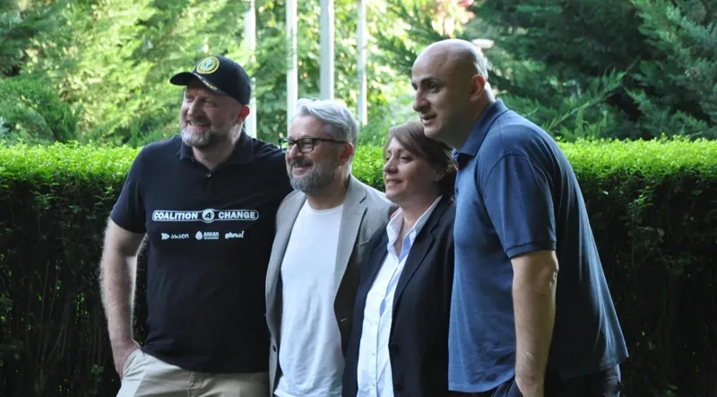 ოპოზიციური პარტიების ნაწილი დღეს საბოლოო შეთანხმების მიზნით შეხვედრას გამართავს.  როგორც „კოალიცია ცვლილებისთვის“ პრესსამსახურში აცხადებენ, შეხვედრა 18:00 საათზეა ჩანიშნული.  არსებული ინფორმაციით, ოპოზიციური პარტიები დეკემბრიდან მიმდინარე კონსულტაციების ფარგლებში მიღწეული შეთანხმების დეტალებს საზოგადოებას შეხვედრის შემდეგ გააცნობენ.