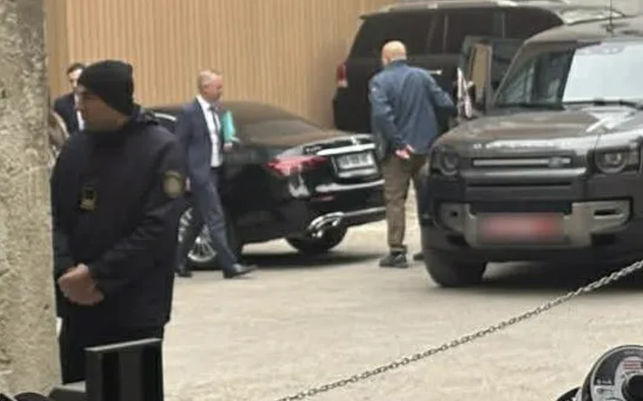 საქართველოს საგარეო საქმეთა სამინისტროში დაბარებულმა გაერთიანებული სამეფოს ელჩმა გარეტ უორდმა უწყება მედიასთან კომენტარის გარეშე დატოვა. საგარეო საქმეთა მინისტრ მაკა ბოჭორიშვილსა და დიპლომატს შორის შეხვედრა დაახლოებით 40 წუთს გაგრძელდა. დიპლომატს მედიასთან კომენტარი არც უწყებაში შესვლის წინ გაუკეთებია.