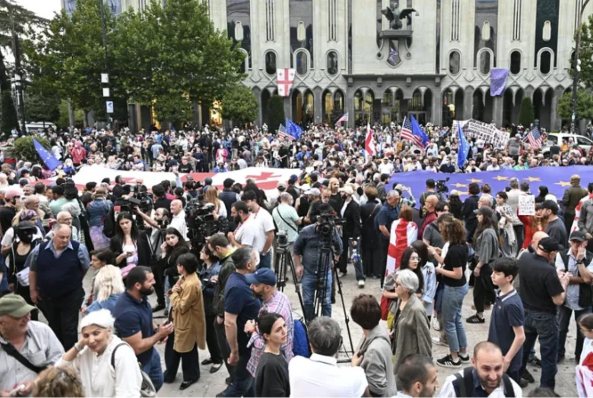 რუსთაველის გამზირზე მიმდინარე საპროტესტო აქციაზე საქართველოსა და ევროკავშირის დროშები გაშალეს