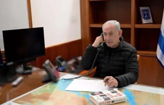 ბენიამინ ნეთანიაჰუ დონალდ ტრამპს ესაუბრა, - ინფორმაციას ისრაელის პრემიერ-მინისტრის ადმინისტრაცია ავრცელებს.  „ირანის წინააღმდეგ ორი ქვეყნის ერთობლივი დარტყმების ფონზე, პრემიერ-მინისტრი ბენიამინ ნეთანიაჰუ აშშ-ის პრეზიდენტ დონალდ ტრამპს ესაუბრა“, - აცხადებს ისრაელის პრემიერ-მინისტრის ადმინისტრაცია და ნეთანიაჰუს ფოტოს აქვეყნებს.