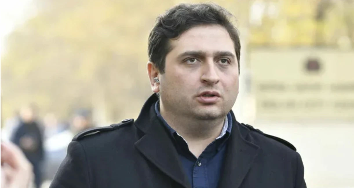 მიზანი, ტერორისტული აქტის ჩადენა არ იყო. მას ეს რომ სდომოდა, იარაღი ჰქონდა, რომლის ტარების უფლება გააჩნდა და სამი მანდატურის შეჩერებაც შეეძლო, რომლებსაც იარაღი არ გააჩნდათ, - ამის შესახებ ალეკო ელისაშვილის ადვოკატმა, გიორგი რეხვიაშვილმა, სასამართლო სხდომის დაწყებამდე განაცხადა.