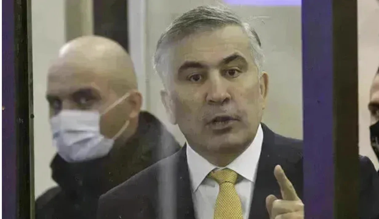 ნიკა მელიამ ვრცელი წერილი მოიწერა, საიდანაც მართალი გითხრათ, ვერაფერი გავიგე, ნუ გავიგე ის, რომ მე არ მოვწონვარ, მაგრამ ამას თავი დავანებოთ. რატომ ჩატოვეს ციხეში? ივანიშვილმა ვერ აპატია, როცა აღსრულების სამსახურში იყო, უკანონო 70 მილიონი რომ დაუყადაღა, - ამის შესახებ საქართველოს მესამე პრეზიდენტმა მიხეილ სააკაშვილმა განაცხადა.  მან სასამართლო პროცესზე, ვიდრე 7 ნოემბრის საქმეზე პროკურატურის მტკიცებულებებს გამოიკვლევდნენ, პოლიტიკური განცხადებები გააკეთა, რის შემდეგაც, სხდომათა დარბაზი დატოვა.