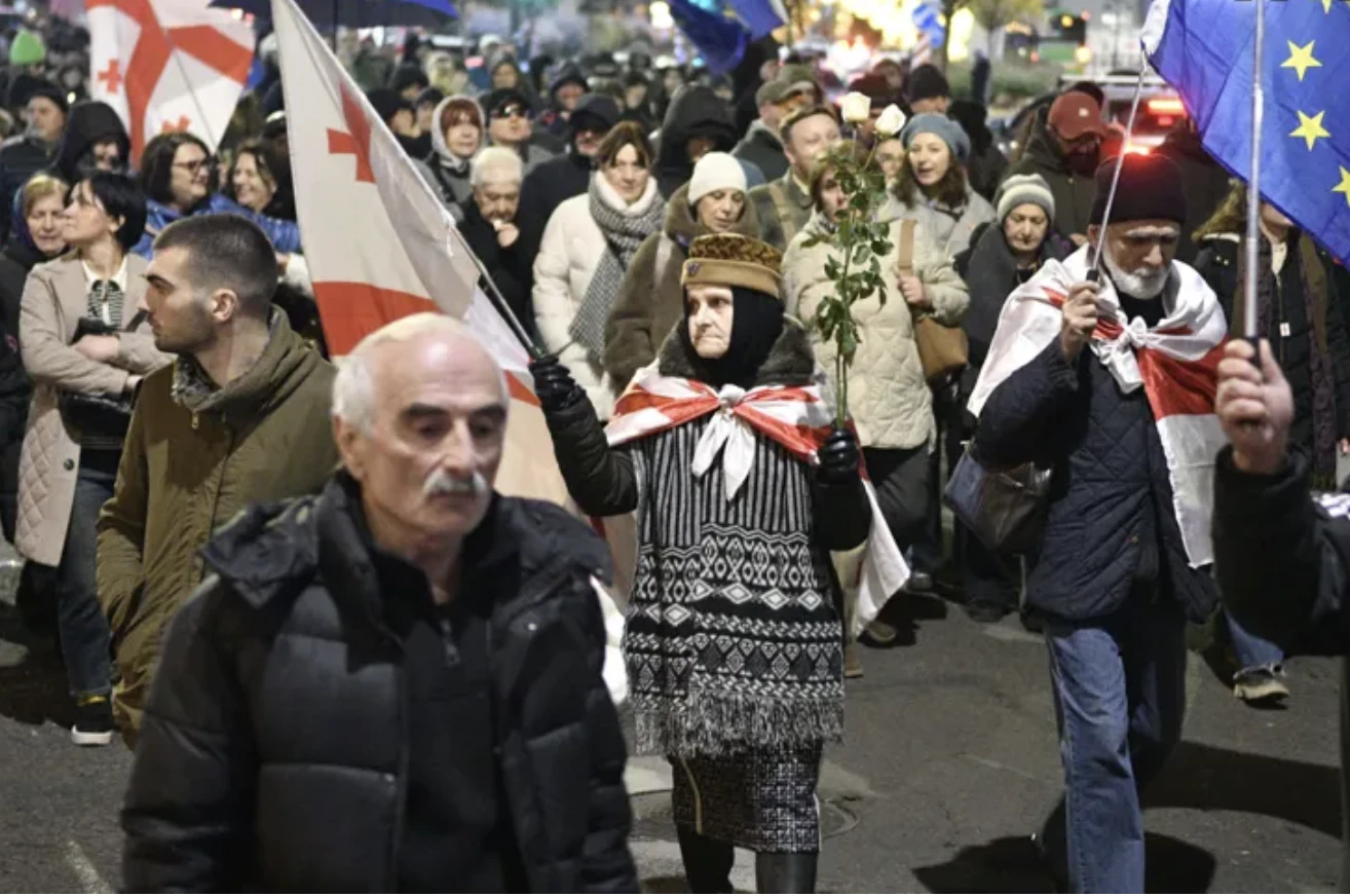 ფილარმონიიდან პარლამენტისკენ საპროტესტო მსვლელობა მიმდინარეობს.  მათ ასევე შეუერთდნენ აქციის ის მონაწილეები, რომელთაც ევროკავშირის საელჩოდან აქცია გამართეს, შემდეგ კი მსვლელობით ფილარმონიასთან მივიდნენ.