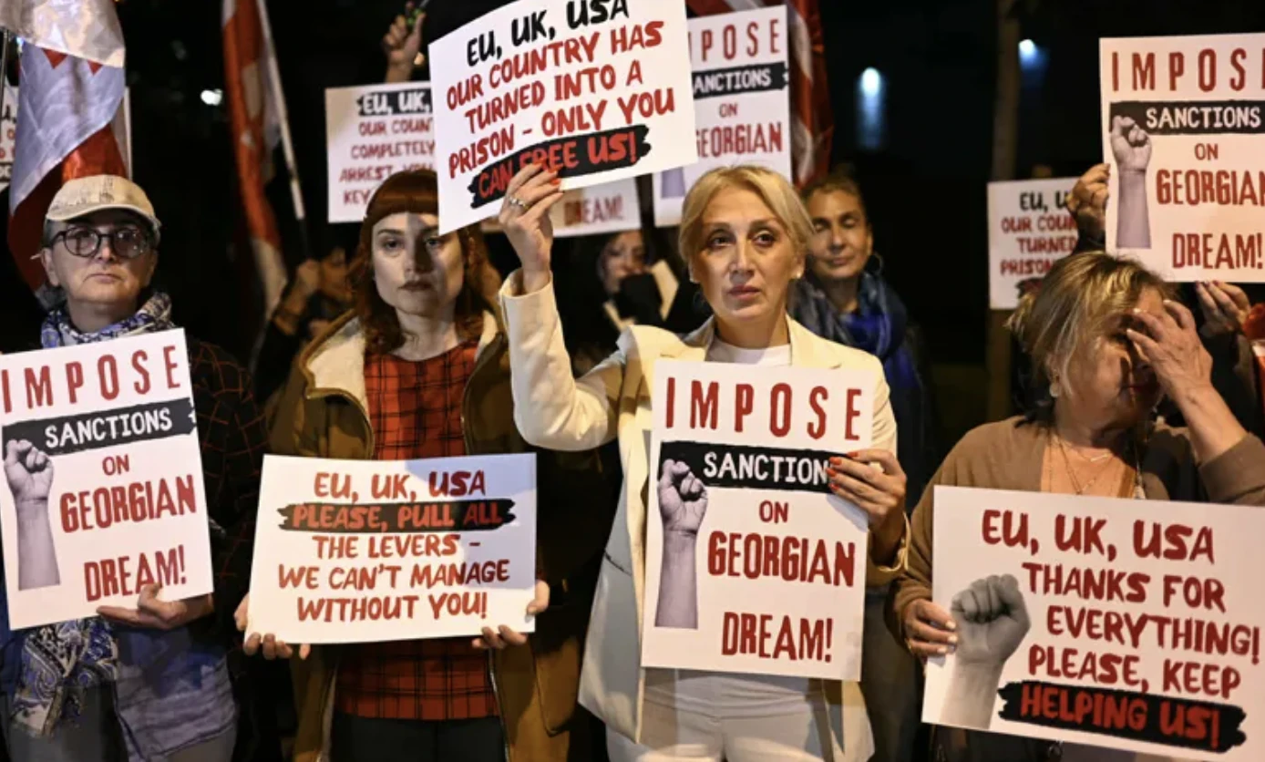 ევროპის მოედანზე მოქალაქეები შეიკრიბნენ ლოზუნგით: „დაასანქცირე ქართული ოცნება“
