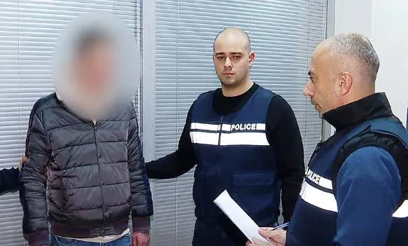 პოლიციამ თბილისში ნარკოდანაშაულის ბრალდებით 3 პირი დააკავა - ამოღებულია სხვადასხვა სახის ნარკოტიკული საშუალება.  ჩხრეკის შედეგად ამოღებულია ნარკოტიკული ნივთიერებები - „ალფა-პვპ“, „მეთადონი“, „მეტამფეტამინი“, „მეფედრონი“ და „მარიხუანა“.