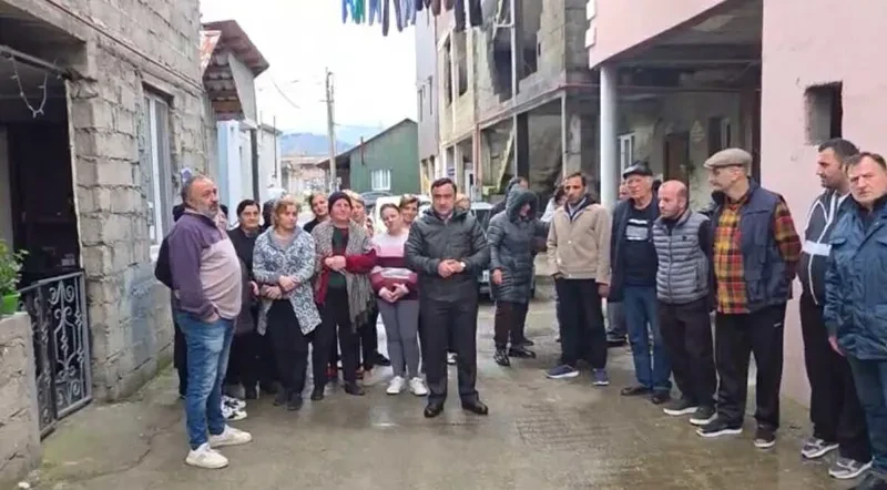 ბათუმში, ოპიზრების ქუჩის მცხოვრებლებმა სანიაღვრე და საკანალიზაციო სისტემის მოწესრიგების მოთხოვნით აქცია გამართეს.  აქციის მონაწილეებს უფლებადამცველი თამაზ ბაკურიძეც შეუერთდა.