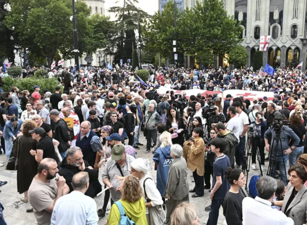 რუსთაველის გამზირზე საპროტესტო აქცია მიმდინარეობს - დაგეგმილია სიტყვით გამოსვლები, შეკრებილებს მიმართავს სალომე ზურაბიშვილი