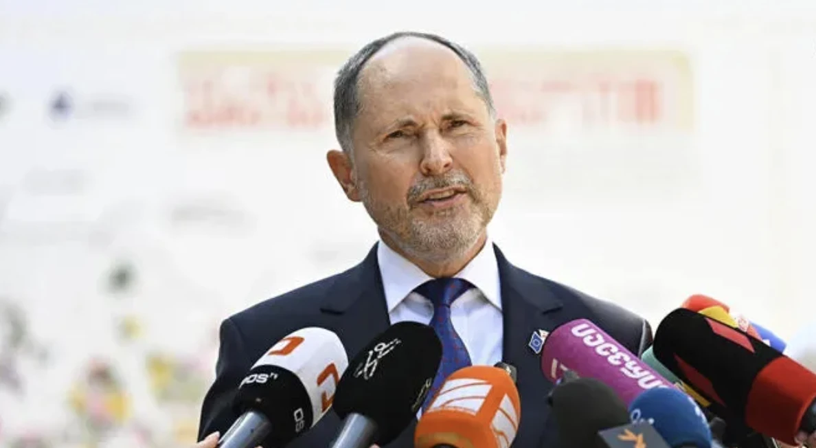 საქართველოს ხელისუფლებისგან მივიღეთ ძალიან დეტალური ინფორმაცია ინფრასტრუქტურასთან დაკავშირებით, რომელიც ჩვენი წუხილის საგანია. ასევე, გვარწმუნებენ, რომ ეს ინფრასტრუქტურა არ იქნება გამოყენებული სანქციებისთვის გვერდის ასავლელად,- ამის შესახებ საქართველოში ევროკავშირის ელჩმა პაველ ჰერჩინსკიმ ყულევის პორტთან დაკავშირებით განაცხადა.