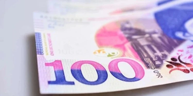 აშშ დოლარის ოფიციალური ღირებულება 2.6708 ლარი გახდა.  ეროვნული ბანკის მიერ გამოქვეყნებული მონაცემების თანახმად, დღევანდელი ვაჭრობის შედეგად 1 აშშ დოლარის ღირებულება 2.6708 ლარი გახდა. კურსი, რომელიც დღეს მოქმედებდა, 2.6716 ლარი იყო. შესაბამისად, დოლარის ცვლილებამ ეროვნულ ვალუტასთან მიმართებაში 0.0008 ლარი შეადგინა.  რაც შეეხება ევროს, მისი კურსი 3.1003 ლარია. მაშინ, როცა დღეს მოქმედი კურსი 3.1095 ლარს შეადგენდა. შესაბამისად, ევროს ცვლილებამ 0.0092 ლარი შეადგინა.
