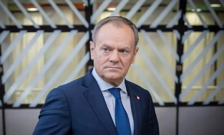 „ახლო აღმოსავლეთში ომი გრძელდება და ქაოსი ვრცელდება. ნავთობის ფასები იზრდება. ვაშინგტონმა შესაძლოა რუსულ ნავთობზე სანქციები მოხსნას. ვინ არის აქ ნამდვილი გამარჯვებული?“, -  ამის შესახებ პოლონეთის პრემიერ-მინისტრი, დონალდ ტუსკი სოციალურ ქსელში წერს.  ცნობისთვის, აშშ-ის ხაზინის მდივანმა, სკოტ ბესენტმა განაცხადა, რომ ახლო აღმოსავლეთში მიმდინარე კონფლიქტის ფონზე აშშ რუსული ნავთობის წინააღმდეგ დაწესებული დამატებითი სანქციების მოხსნის შესაძლებლობას განიხილავს.