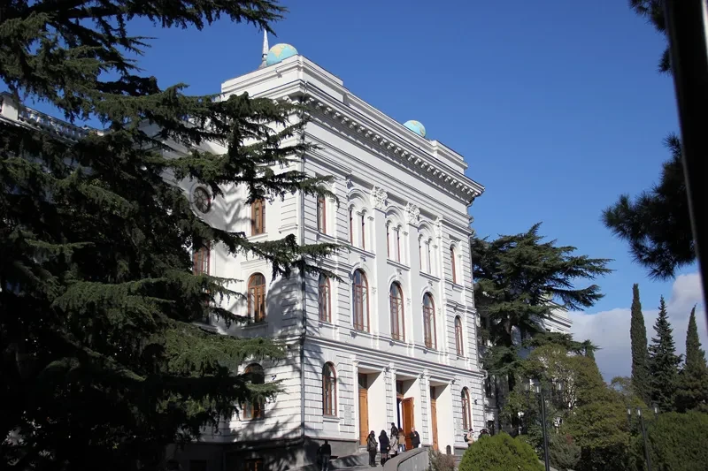 თბილისის სახელმწიფო უნივერსიტეტის პროფესორ-მასწავლებლების ნაწილი განცხადებას ავრცელებენ და მოითხოვენ, შეწყდეს განათლების სამინისტროს რეფორმა და აღუდგეთ უნივერსიტეტებს ინსტიტუციური ავტონომია.  თსუ-ს ასოცირებული პროფესორი, თინათინ მაჭარაშვილი აცხადებს, რომ კვოტების დადგენით სახელმწიფო არღვევს უნივერსიტეტის ავტონომიას.