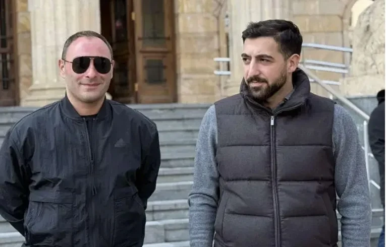 სასამართლომ გიორგი ჩიკვაიძე და ირაკლი პაპიაშვილი დამნაშავედ ცნო და შესაბამისად, 9 და 8 წლით თავისუფლების აღკვეთა მიუსაჯა  - პაპიაშვილი სხდომათა დარბაზშივე დააკავეს