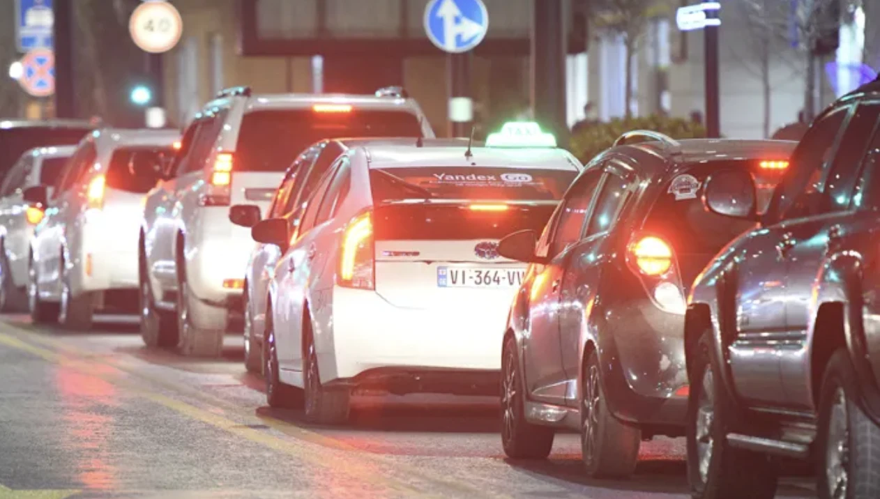 საგზაო-სატრანსპორტო წესების დარღვევაზე არსებული ჯარიმები იზრდება და პასუხისმგებლობა მკაცრდება.  პარლამენტის იურიდიულ საკითხთა კომიტეტმა მეორე მოსმენით - მუხლობრივად განიხილა და მხარი დაუჭირა “ადმინისტრაციულ სამართალდარღვევათა კოდექსში“ დაგეგმილ ცვლილებებს, რომლის ამოქმედების შედეგად, საგზაო-სატრანსპორტო წესების დარღვევაზე არსებული ჯარიმები იზრდება და პასუხისმგებლობა მკაცრდება.